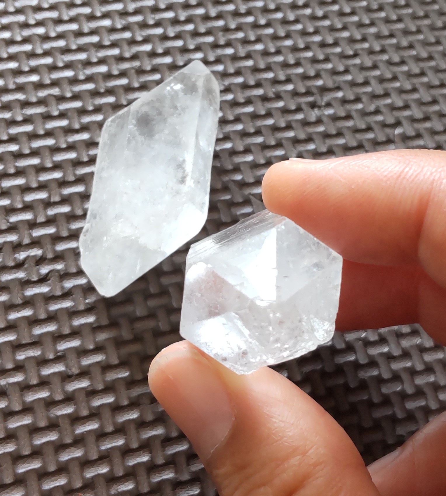 水晶なぜ 6角形？