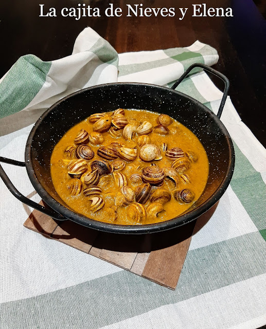 Caracoles en caldo de especias y hierbas aromáticas