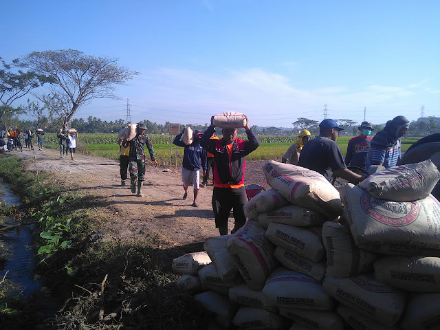 Bukan Lagi Senjata Yang dipanggul, Satgas TMMD  Panggul Semen