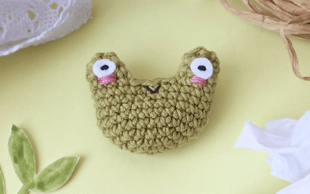 Frog brooch crocheted