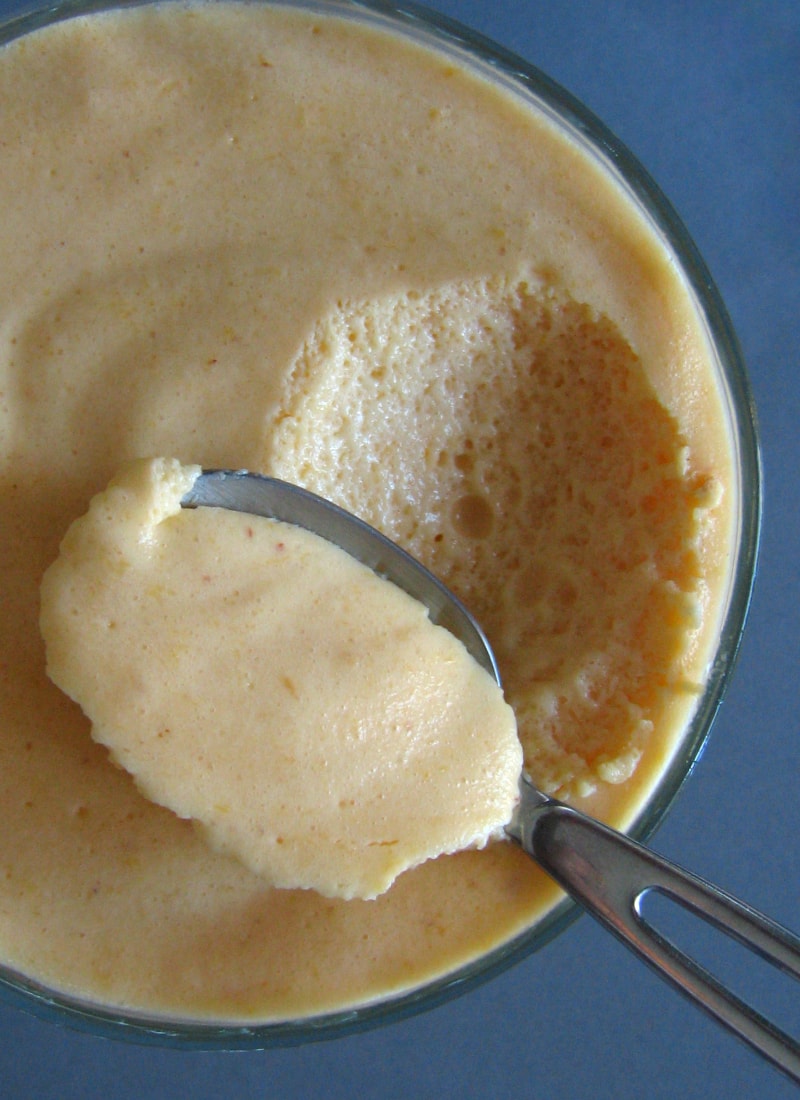 Mousse de pêssego e quark colher retirando um pouco de mousse