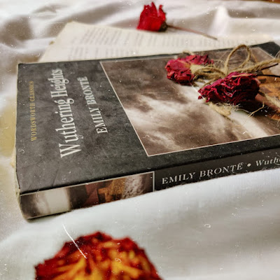 Wuthering Heights - Emily Brontë - Book review - Book discussion - Bookmarks and Popcorns