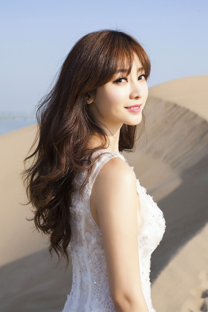 Gallery - Chinese beautiful model Liu Yan with Sexy White Dress on Desert Photo - P8