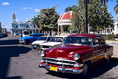 Autos clásicos en la rotonda del Jardín Marti's, centro de la ciudad de Cienfuegos, Cuba.