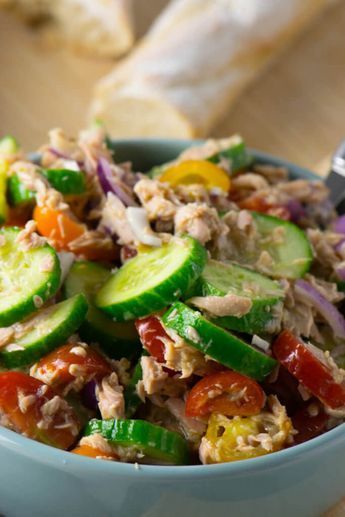 Schneller Thunfischsalat mit Gurke und Tomate - Just A Pinch Recipes