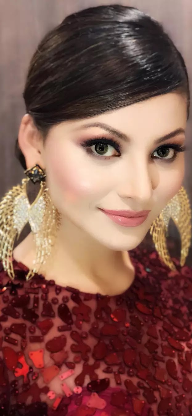 Best 85+ Urvashi Rautela Hottest High-Resolution Mobile Wallpapers [HD]