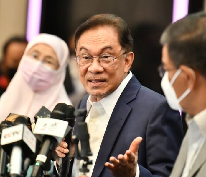2 Gambar Menantu Anwar Ibrahim Ada Kaitan Dengan Kapten Zaharie Pounsikou Kio