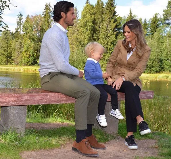 Prince Carl Philip, Princess Sofia and Prince Gabriel, Duke of Dalarna visited the Säterdalen nature reserve. Princess Sofia wore a beige blazer  by Andiata