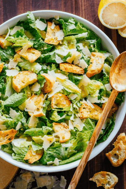 أسهل طريقة لتحضير سلطة السيزر الأصلية بالصور في مطبخك