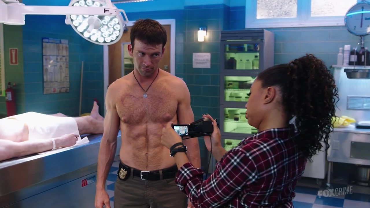 Lucas Black shirtless in NCIS: New Orleans 2-20 "Second Line" .