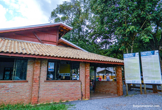 Centro de visitantes da Gruta do Lago Azul, em Bonito