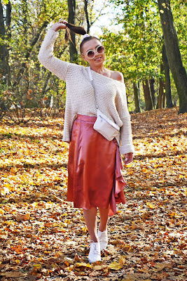 satin pink skrirt white sweater autumn ootd fall look karyn fashion blogger