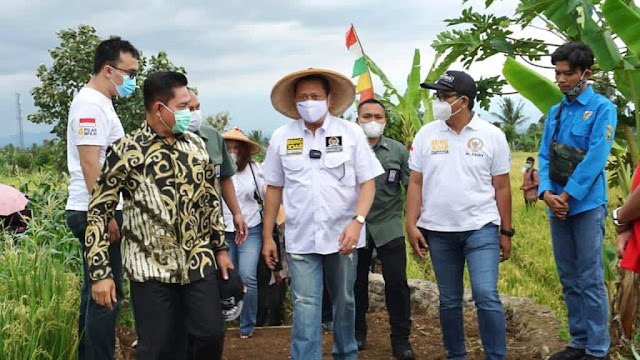 Bantuan Alsintan dari Ketua MPR RI, Saat Panen Raya di Cianjur