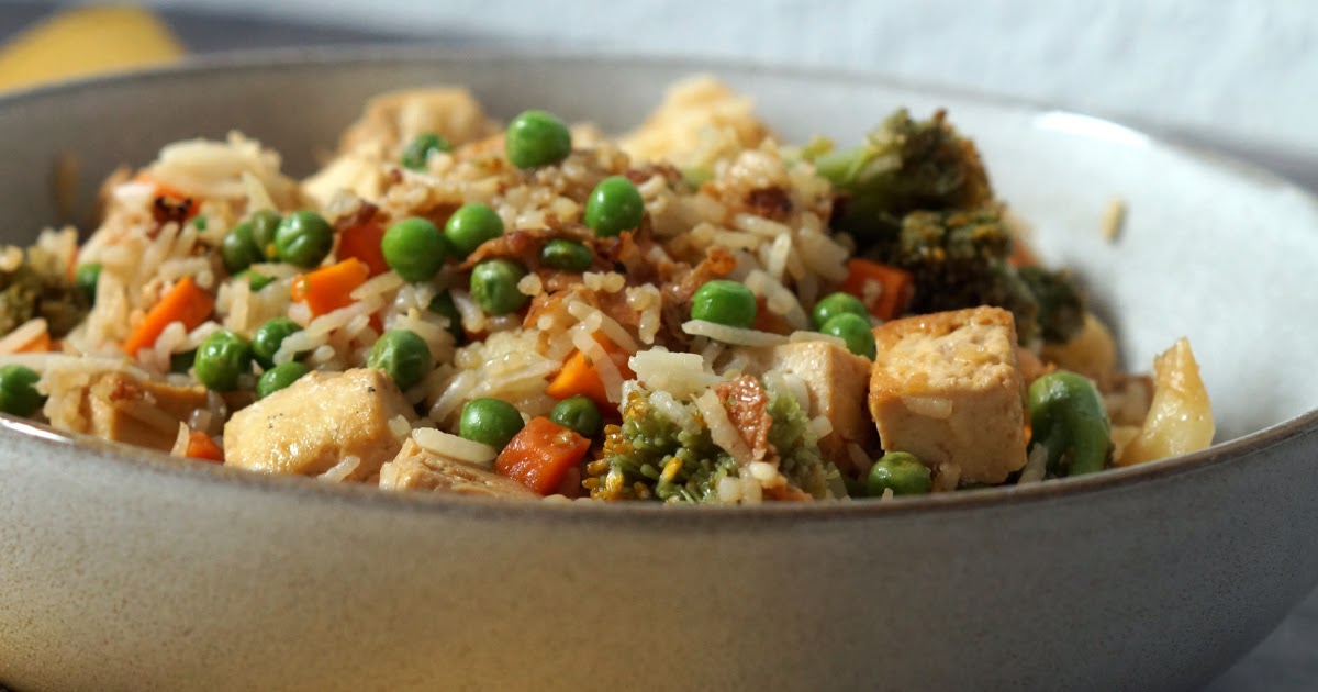Gebratener Reis mit knusprigem Tofu und Gemüse