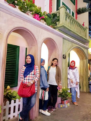 bergaya ala gadis belanda di folk house dan mengenal alat transportasi dunia di museum angkut malang nurul sufitri travel lifestyle blogger review pegipegi hotel murah