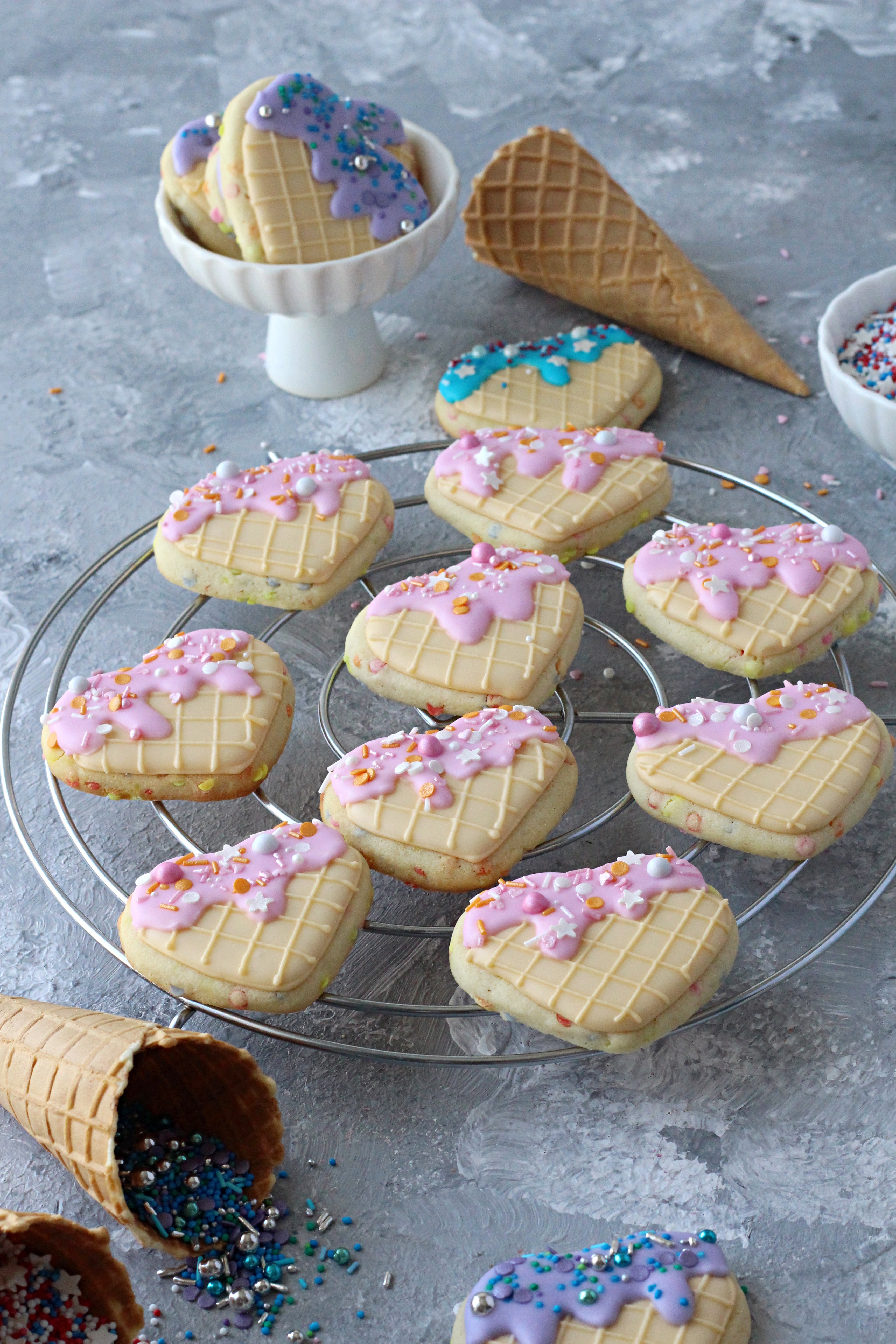 Funfetti cut out cookies in Herzform einfache Herzkekse mit Royal Icing als Eis dekoriert