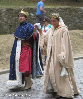 king and queen in medieval procession