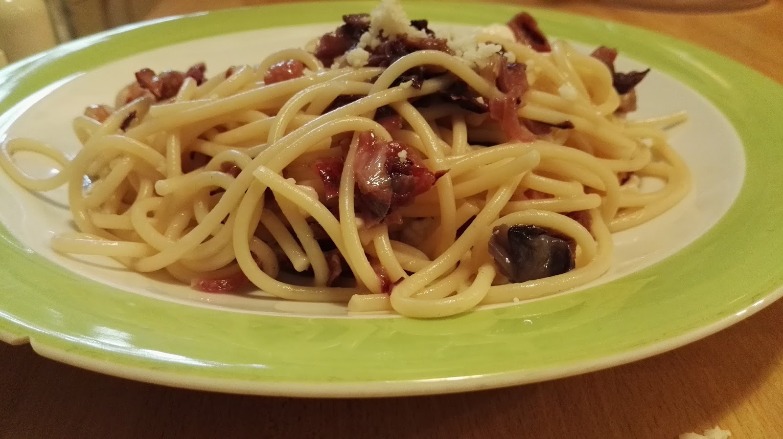 Spaghetti con pancetta dolce, radicchio e formaggio al tartufo nero E