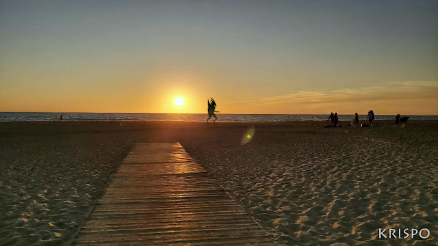 demonio en la playa al atardecer en la provincia de cadiz