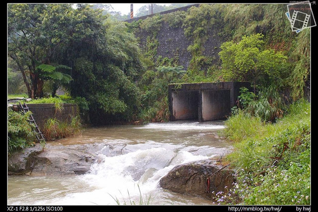 2013-04-12 基隆二日遊(3)十分瀑布-台灣的尼加拉大瀑布_眼鏡洞瀑布？其實他只是大水溝！                 