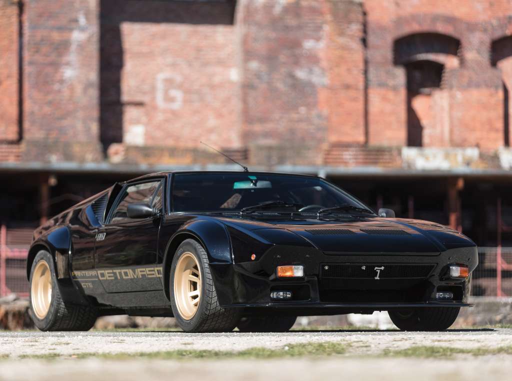 Машина de Tomaso Pantera