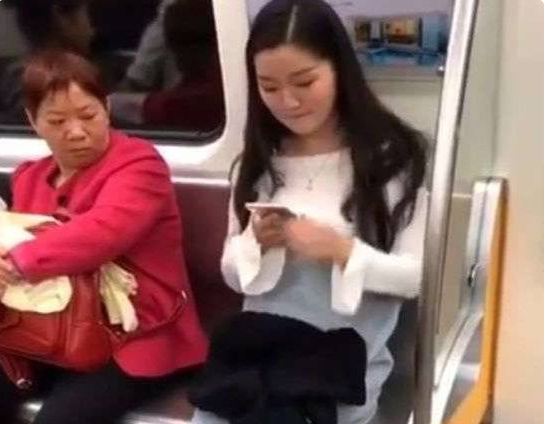 Kelakuan Wanita Hamil yang Masukkan Tangan ke Dadanya Demi Hal ini Bikin Melongo Kelakuan Wanita Hamil yang Masukkan Tangan ke Dadanya Demi Hal ini Bikin Melongo