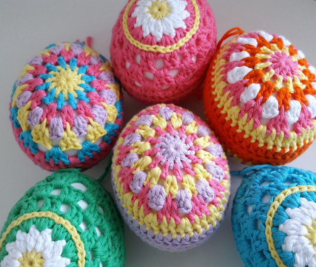 Use this free pattern to create cute and colourful crochet easter eggs. Multi-coloured or daisy patterned, these will look great as part of your easter decorations!