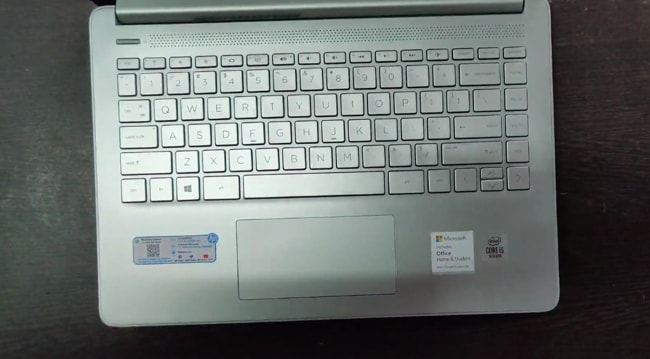 A chiclet keyboard of this HP 14s dr1009tu laptop.