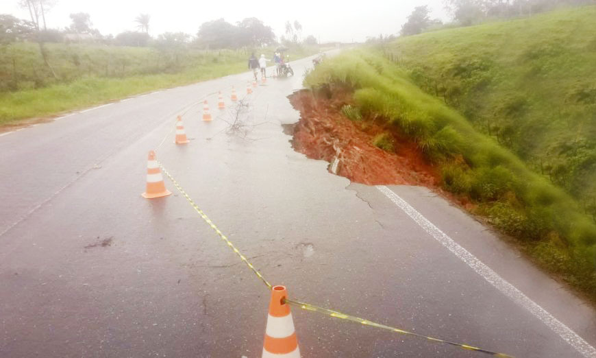 . Chuvas provocam abertura de buraco em trecho da rodovia PB087