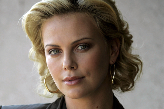 https://1.bp.blogspot.com/-fXy74fEfs5c/Vws-Sd10f_I/AAAAAAAAo7Q/fDaTIjWfNaYpbBuneA5gDpGVkn43XVqbw/s1600/charlize_theron_1920_1200_may0422009.jpg
