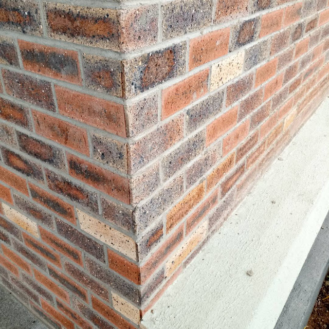 A CLOSE SHOT AT MULTI COLOURED SOUTH AFRICAN BRICKS