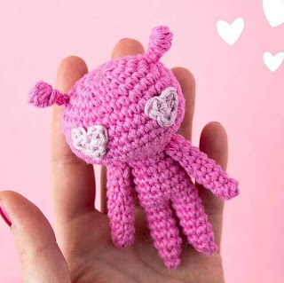 PATRON GRATIS ALIEN SAN VALENTIN AMIGURUMI 48321 👽❤️