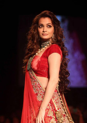 Dia Mirza walks on ramp for Shyamal and Bhumika at the LFW W/F 2013