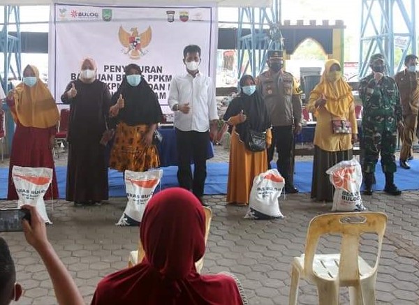 Rudi Menghadiri Penyaluran Bantuan Beras PPKM di Kelurahan Tembesi dan Sei Langkai Rudi Menghadiri Penyaluran Bantuan Beras PPKM di Kelurahan Tembesi dan Sei Langkai