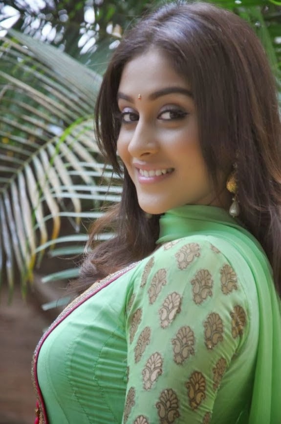 Hot Indian Busty Model Regina Withlow Cut Blouse Showing Big Boobies Milk Tanks Juicy Mangoes 