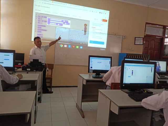 Foto guru mengajar di kelas
