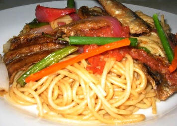 Tallarín saltado con Anchovetas Foto de una comida de anchovetas (Saltado)