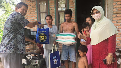 Jelang Idul Fitri, Gema Sehat Juken BKKBN Sumbar Bagi-Bagi Sembako untuk Kaum Dhuafa di Padang