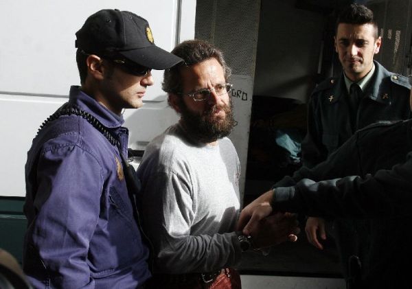 José María Maciá es conducido por varios agentes de los Cuerpos y Fuerzas de Seguridad al interior de la Audiencia Provincial de Elche. Foto: Agencia EFE – 20minutos.es. El parricida de Elche (Alicante).