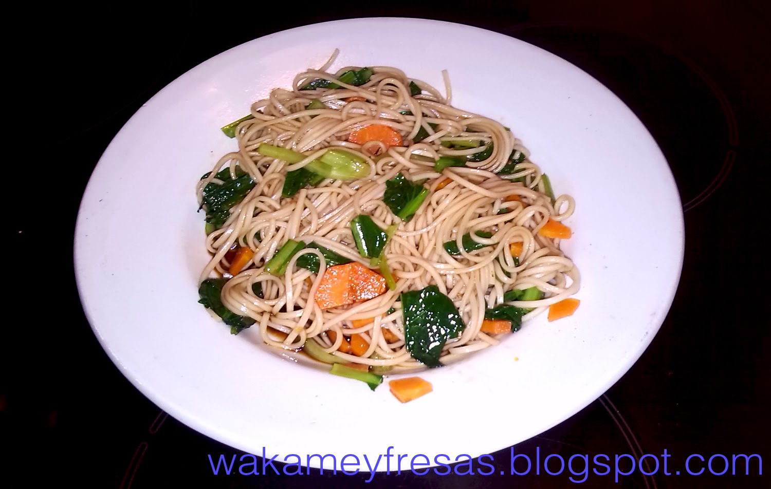 Wakame y Fresas Tatsoi noodles