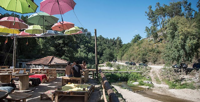 Bar da Rola com guarda chuva para sombra Bar da Rola com guarda chuva para sombra