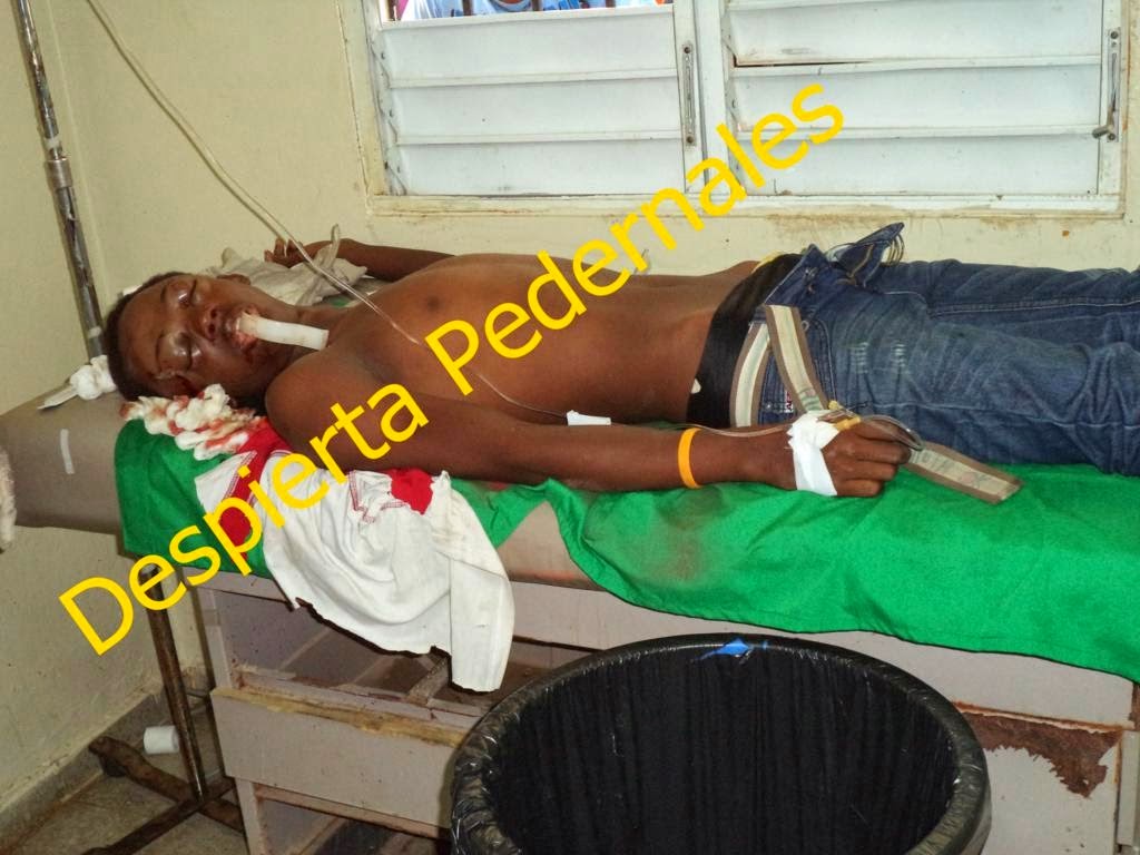 Joven se accidenta al chocar con un poste de luz  en Pedernales. 