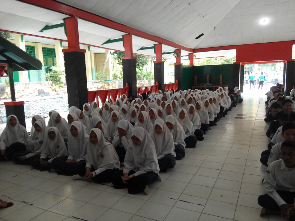 Murid-murid khusuk memperhatikan materi pembinaan Kegiatan pembinaan siswa kelas IX MTsN 1 Kota Bengkulu