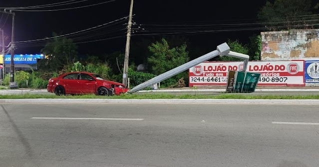 Acidente na Holandeses; Carro derruba placa