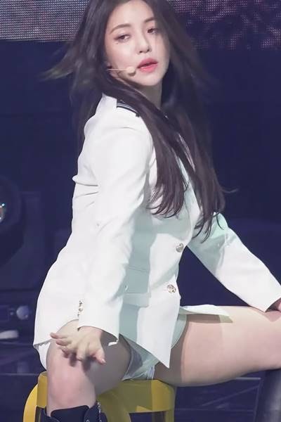 GGULBEST.COM GIF FACTORY: 해군복 쩍벌 브레이브걸스 유정 Brave Girls YUJEONG