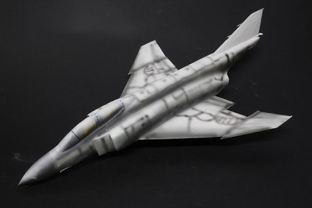 Montage pas à pas du F-4B Phantom II d'eduard au 1/48. F-4B Phantom II,Eduard 1/48, la peinture zénithale.