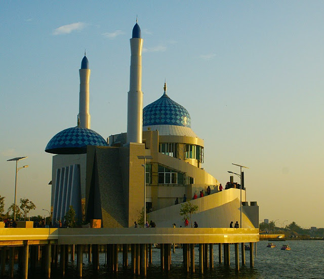 Wisata Religi Masjid Terapung Amirul Mukminin
