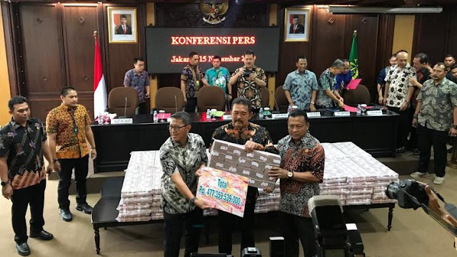 Ini Penampakan Uang Setara Tinggi Menara Eiffel yang Dikorupsi Kokos Jiang Ini Penampakan Uang Setara Tinggi Menara Eiffel yang Dikorupsi Kokos Jiang
