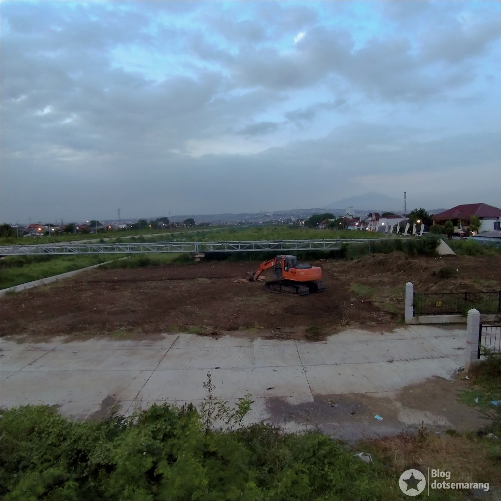 Tanaman Pengganggu Banjir Kanal Timur Mulai Dibersihkan