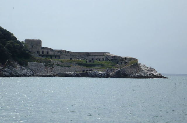 costruzioni militari sull'isola del Tino